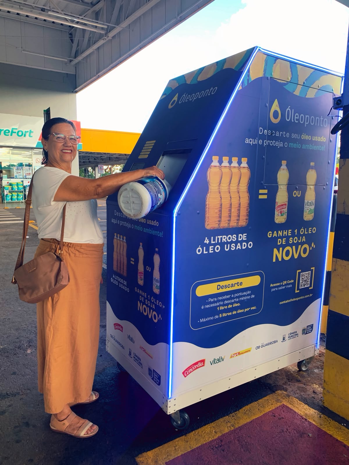 Cidadã realizando descarte de óleo de cozinha na estação Óleoponto
