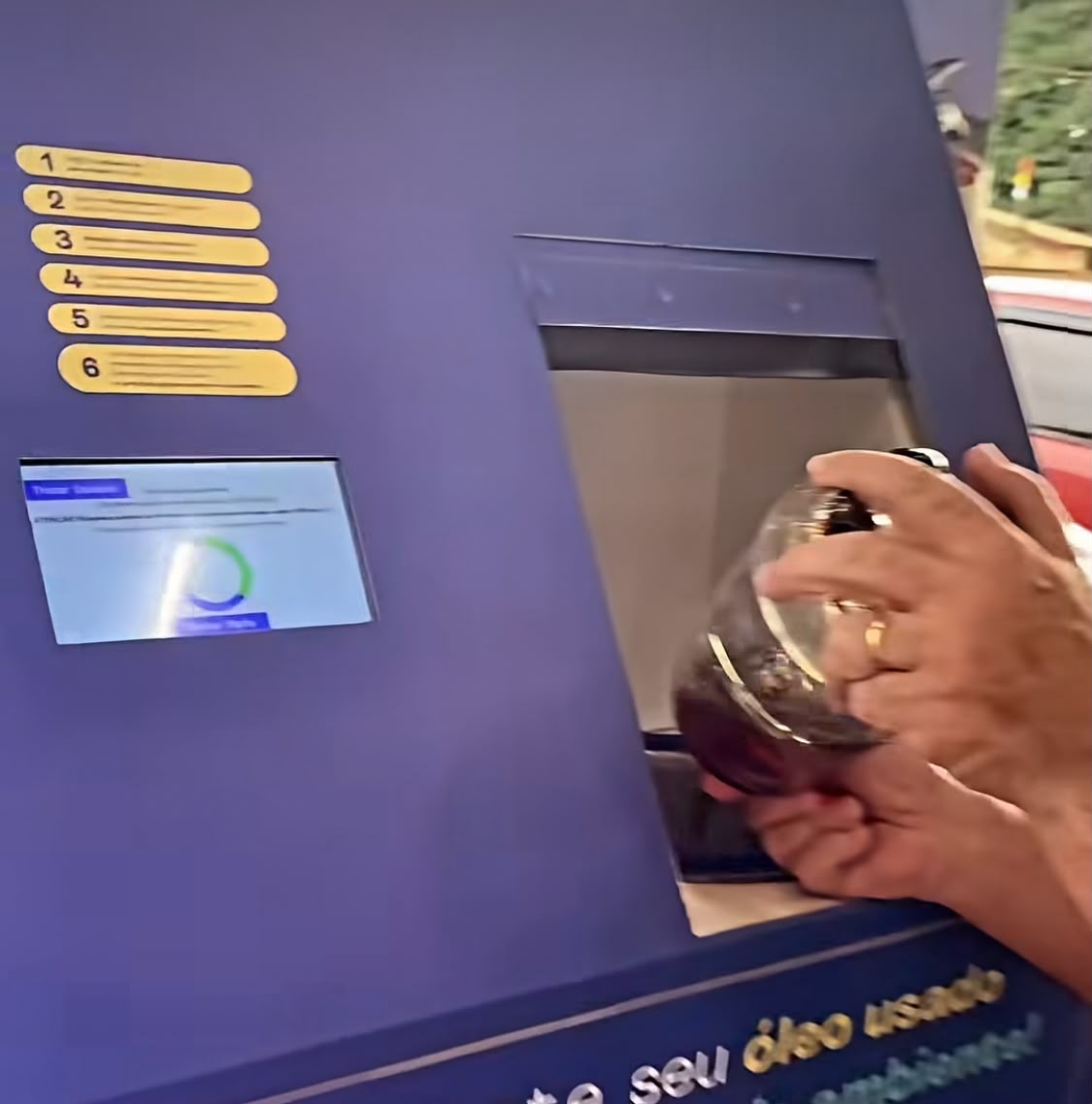 Detalhe do dispenser de coleta de óleo da estação Óleoponto