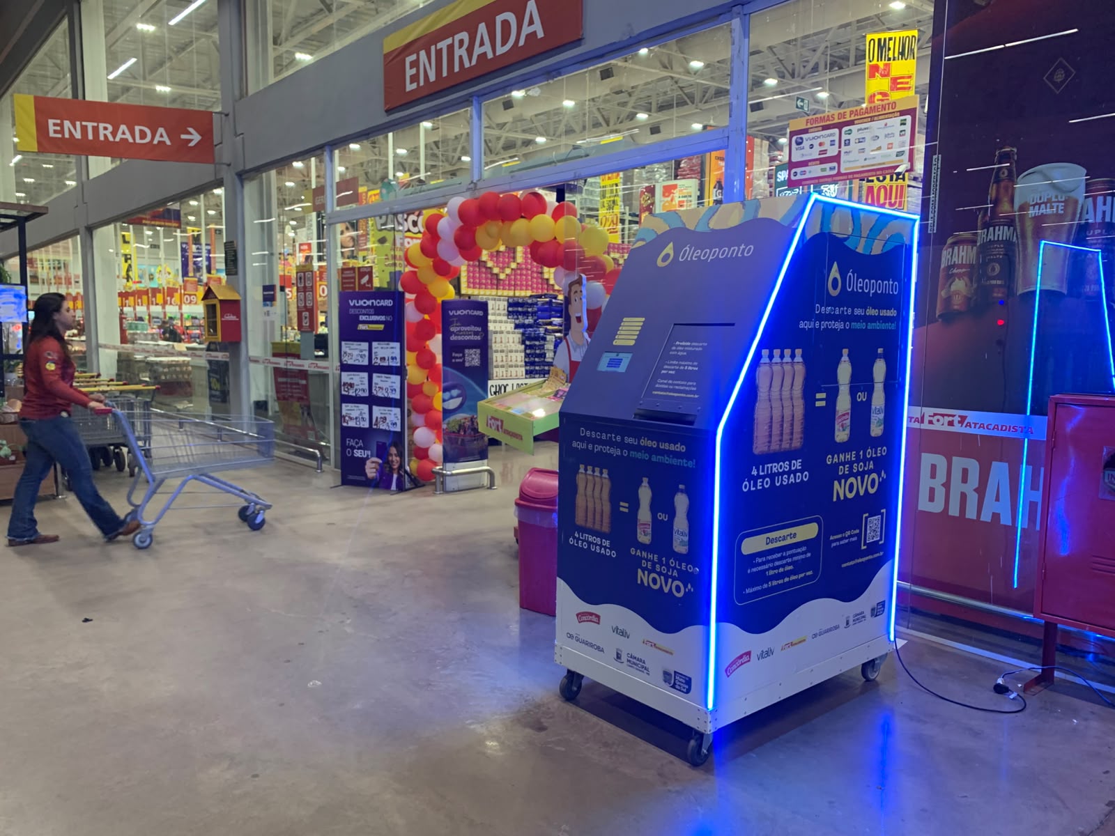 Estação Óleoponto instalada na entrada do Fort Atacadista